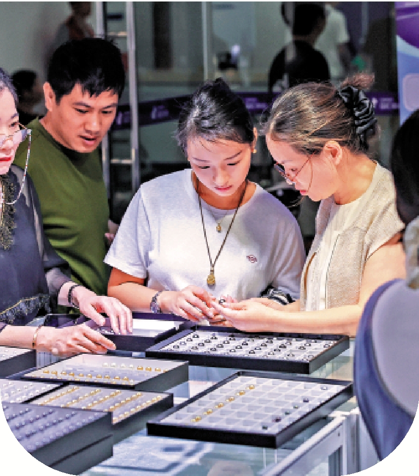 　　圖：在浙江諸暨某珠寶城舉辦的狂歡購活動現場，顧客選購珍珠飾品。\新華社