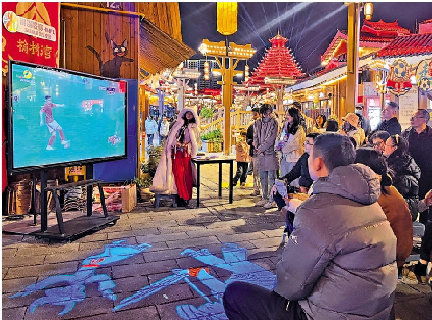 　　圖：球迷和遊客在湖南懷化一處文旅景區觀看「湘超」比賽直播。\新華社