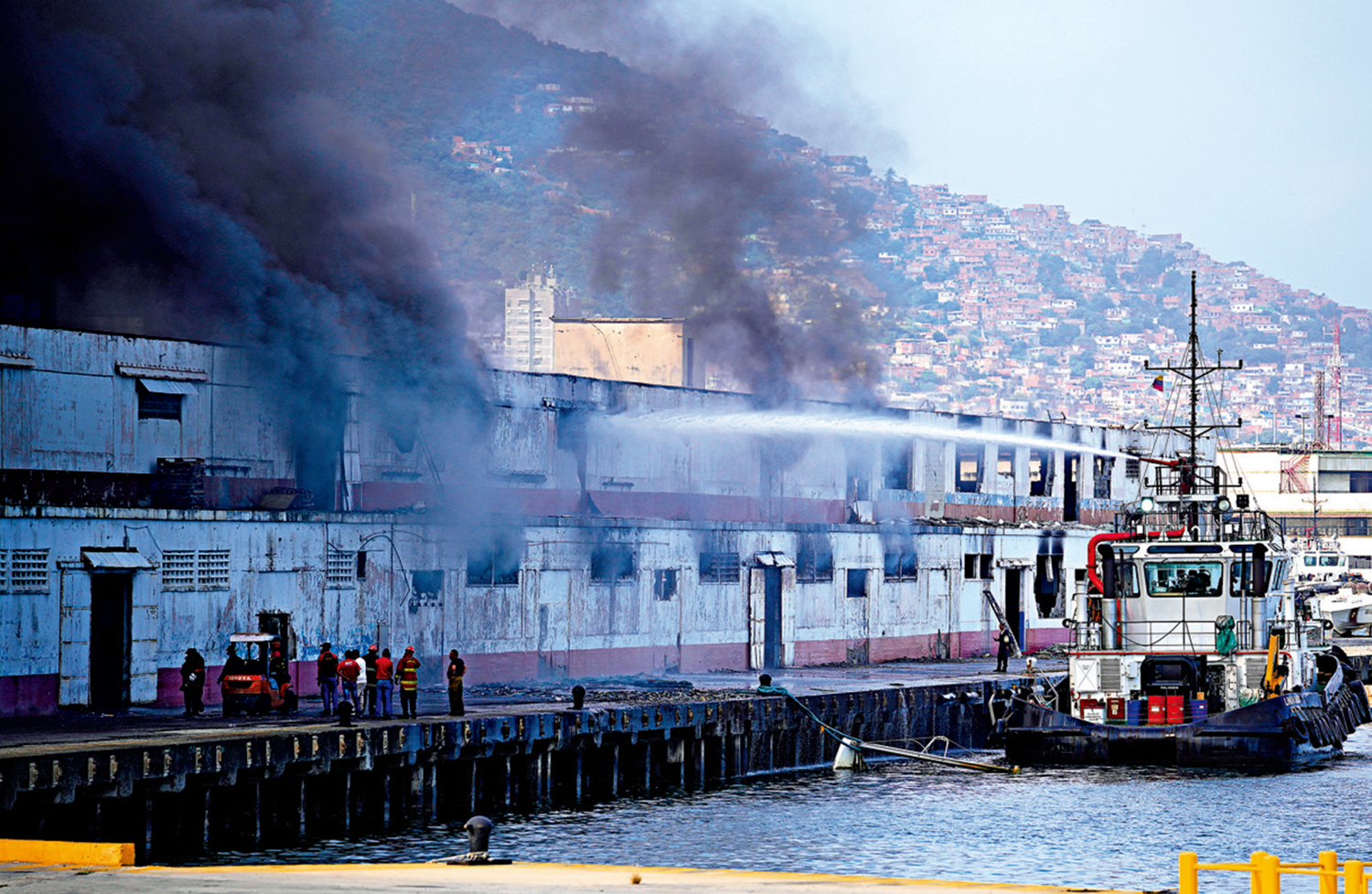 　　圖：委內瑞拉拉瓜伊拉港遇襲後，一處碼頭升起濃煙。\美聯社