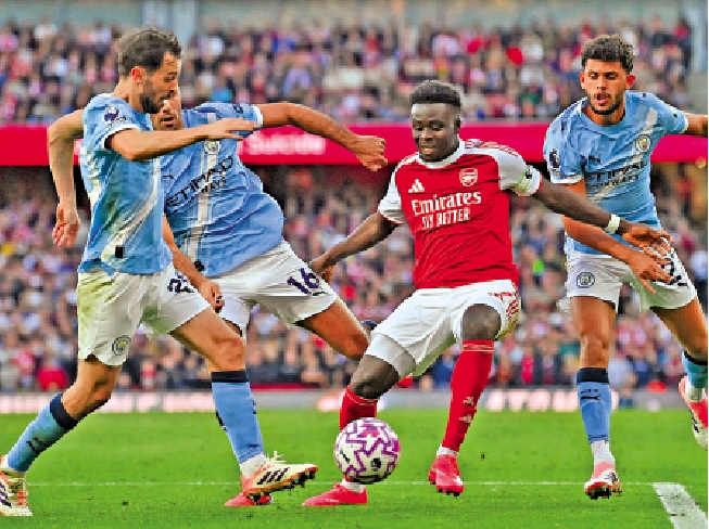 　　圖：阿仙奴（紅衫）與曼城爭持激烈。