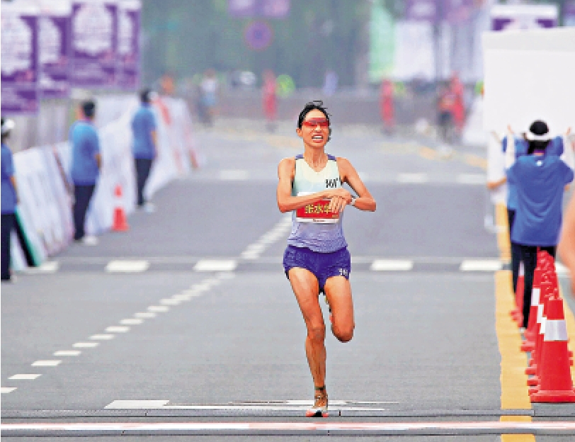 　　圖：張水華在2026年東極撫遠新年馬拉松中以2小時53分54秒的成績獲得女子組第一名。