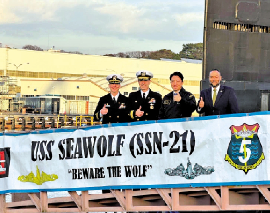 　　圖：日本防衛大臣小泉進次郎去年12月19日訪問駐日美軍橫須賀基地，登上美國核動力潛艇。