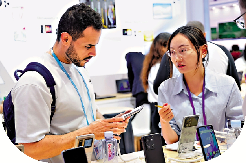 　　圖：第138屆中國進出口商品交易會（廣交會）在廣州開幕，客商在諮詢了解手機產品。\新華社