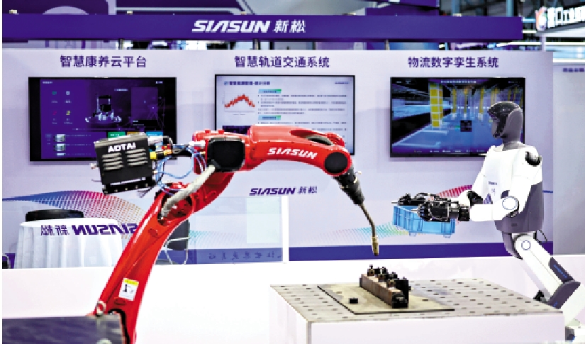 　　圖：在瀋陽2025全球工業互聯網大會展覽區展示的工業機器人，展現數字化前沿。\新華社