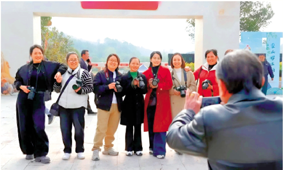 　　圖：「三八影社」40年拍了20多萬張照片，見證了中國農村的巨變和農村女性自我意識的覺醒。