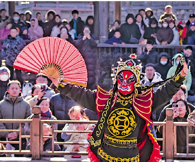 　　圖：1月2日，人們在江蘇句容市寶華山國家森林公園觀看變臉表演。\新華社