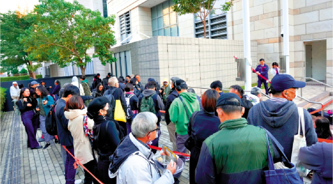 　　圖：黎智英案審訊一直公開透明，上月法庭裁決當日，大批市民及多名外國領事館人員到庭旁聽。