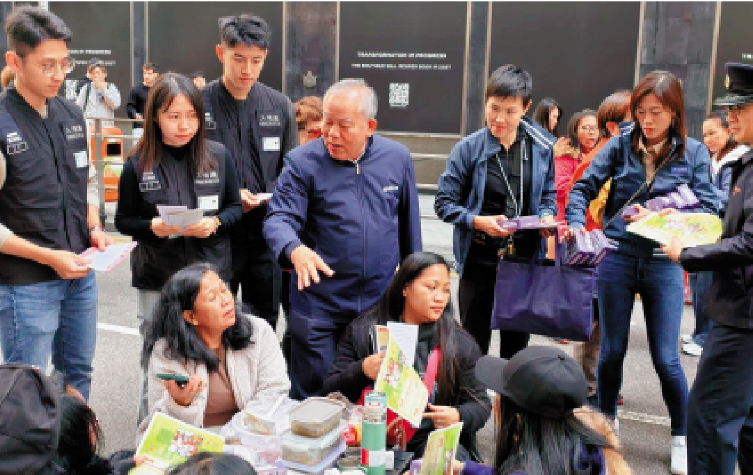 　　圖：跨部門人員向外傭派發宣傳單張，提醒眾人守法。