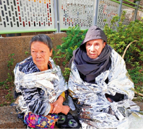 　　圖：76歲的余太表示，走火警時幸獲男街坊幫忙，攙扶已99歲的余伯由21樓逃生至地面，否則後果或很嚴重。\大公文匯全媒體記者劉友光攝