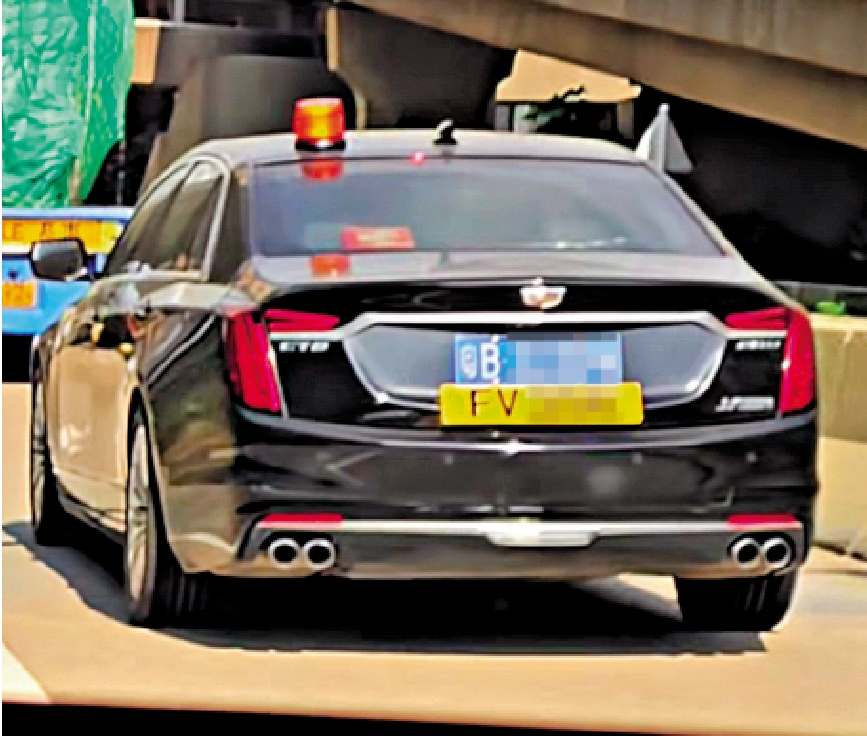 　　圖：一輛中港牌私家車在香港行駛期間，疑違規在車頂安裝紅色閃燈。