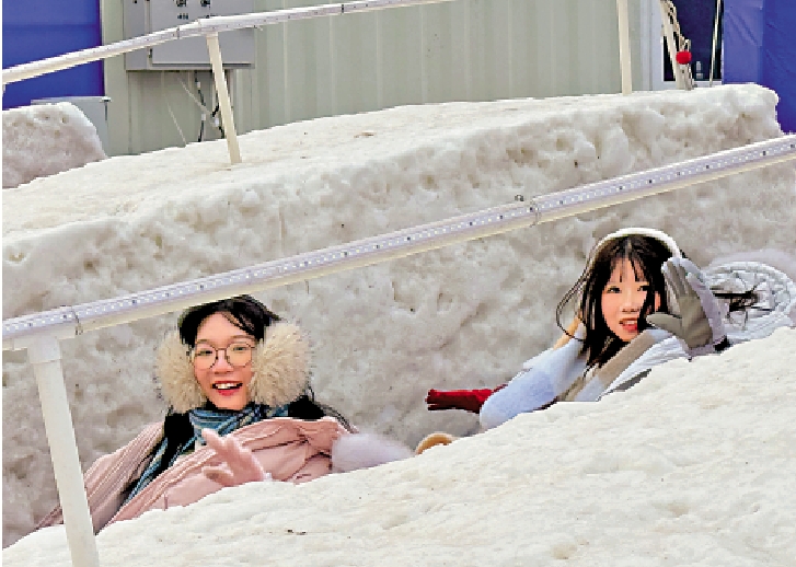 　　圖：「1314米珠穆朗瑪雪漂流」沿着雪道順勢而下，十分刺激。\大公報攝