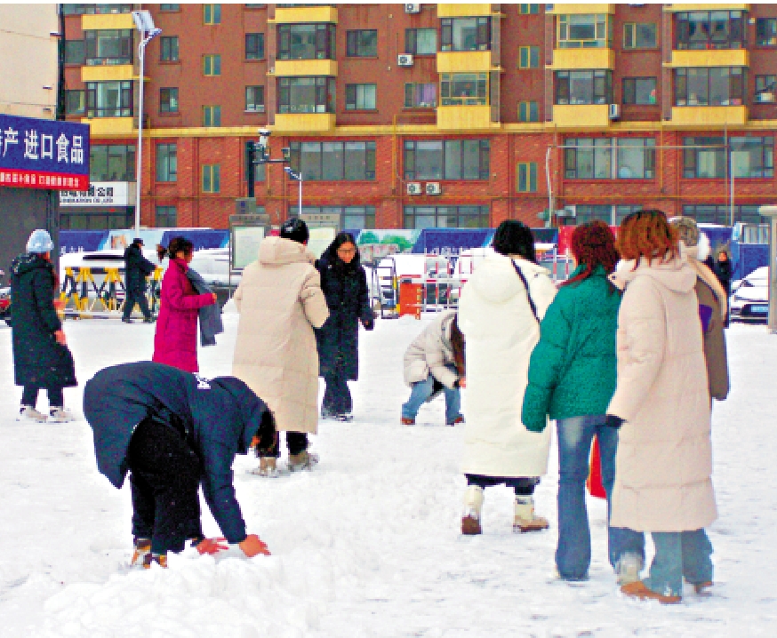 　　圖：港吉學子在雪中打成一片，雪球在空中飛舞，學生笑聲不絕。\大公報實習記者林楹瑩攝