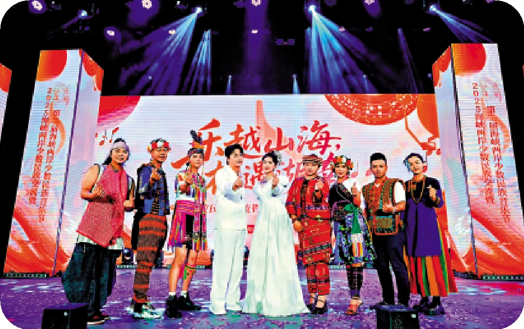 　　圖：台灣青年黃雅各（圖左一）在福建參加第二屆海峽兩岸少數民族音樂節交流活動。
