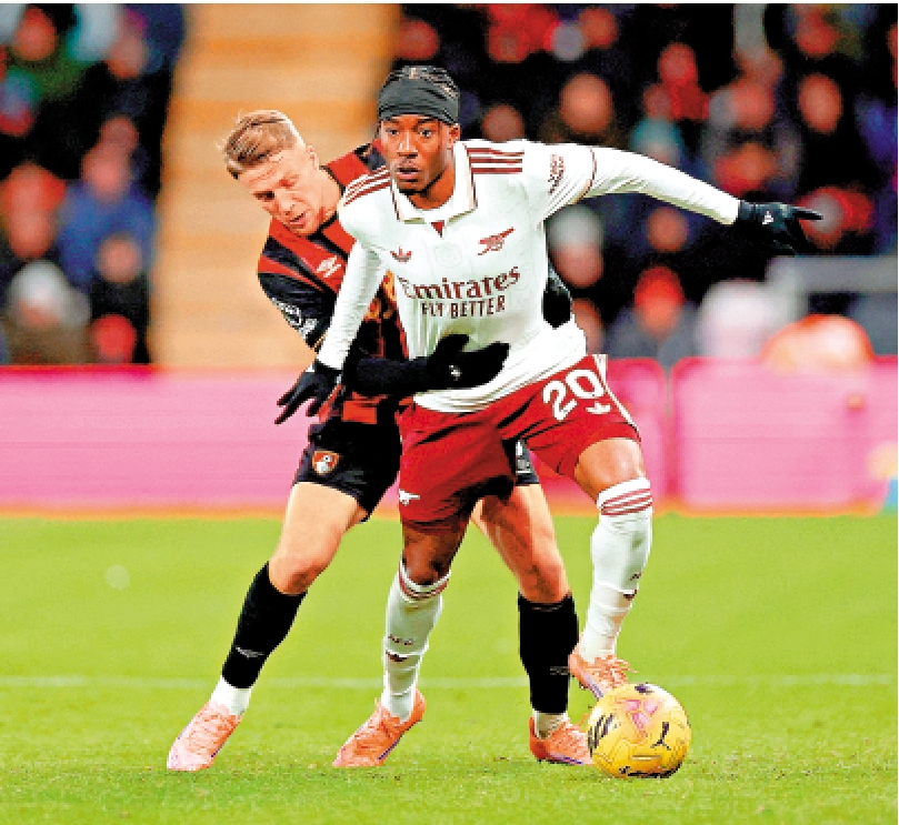 　　圖：馬度基（右）在阿仙奴愈踢愈出色。\路透社