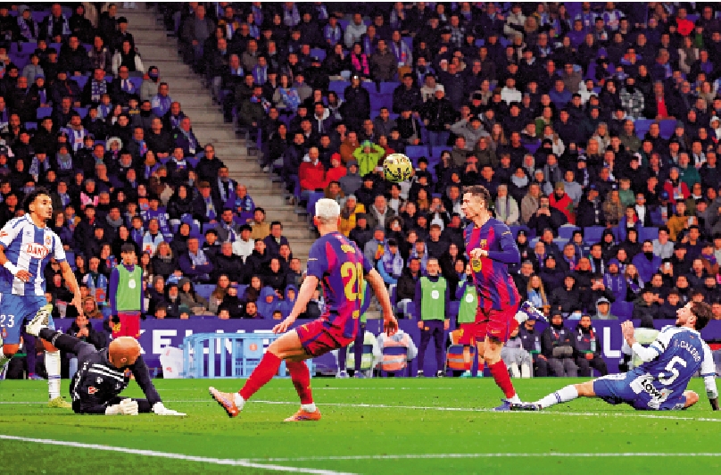 　　圖：利雲度夫斯基（右二）為巴塞建功。\路透社