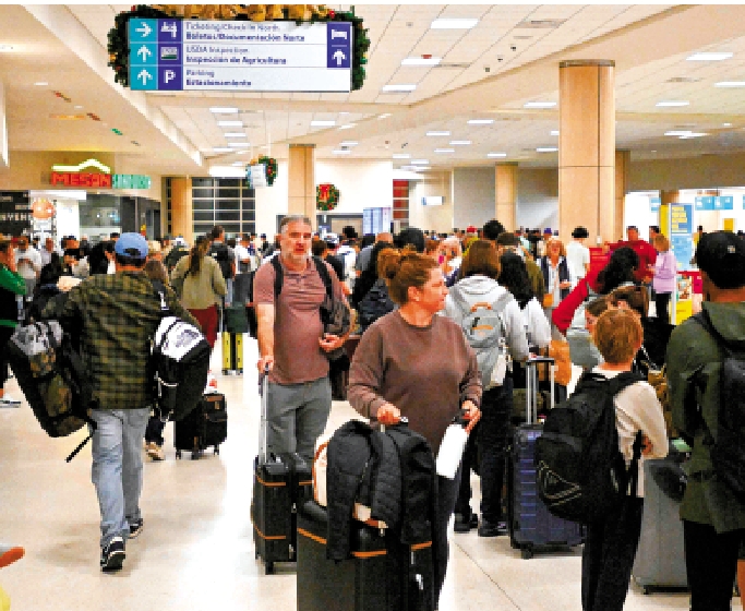 　　圖：大批旅客3日滯留在波多黎各一處機場。\法新社