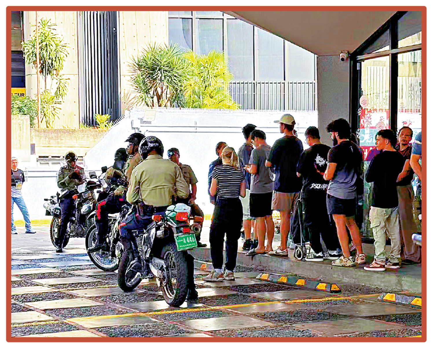 　　圖：身處委內瑞拉首都加拉加斯的華人Olly告訴大公報記者，市內不少超市外排起超長隊伍，民眾紛紛搶購食材和生活用品。\受訪者供圖