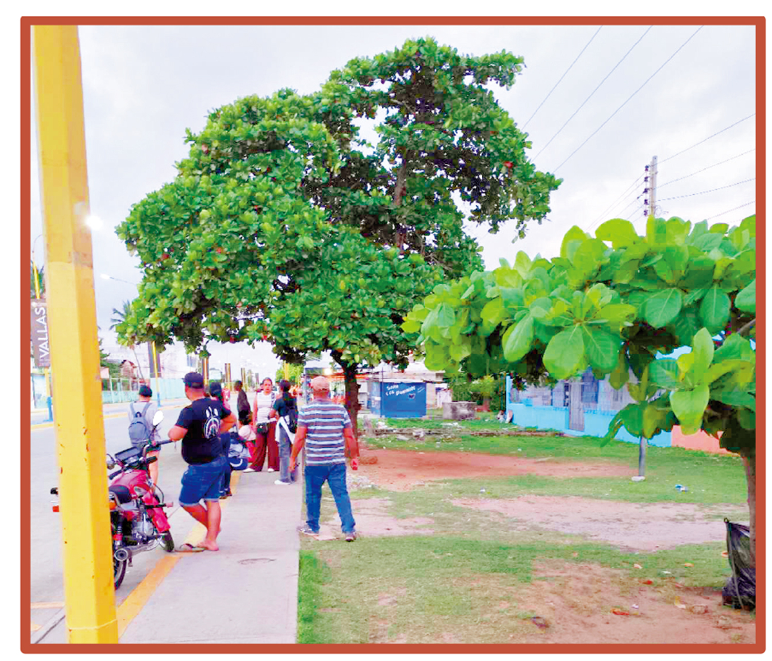 　　圖：委內瑞拉首都加拉加斯受襲後，民眾盡量減少外出。圖為4日早上，法爾孔州零星居民在等候公交車。\受訪者供圖