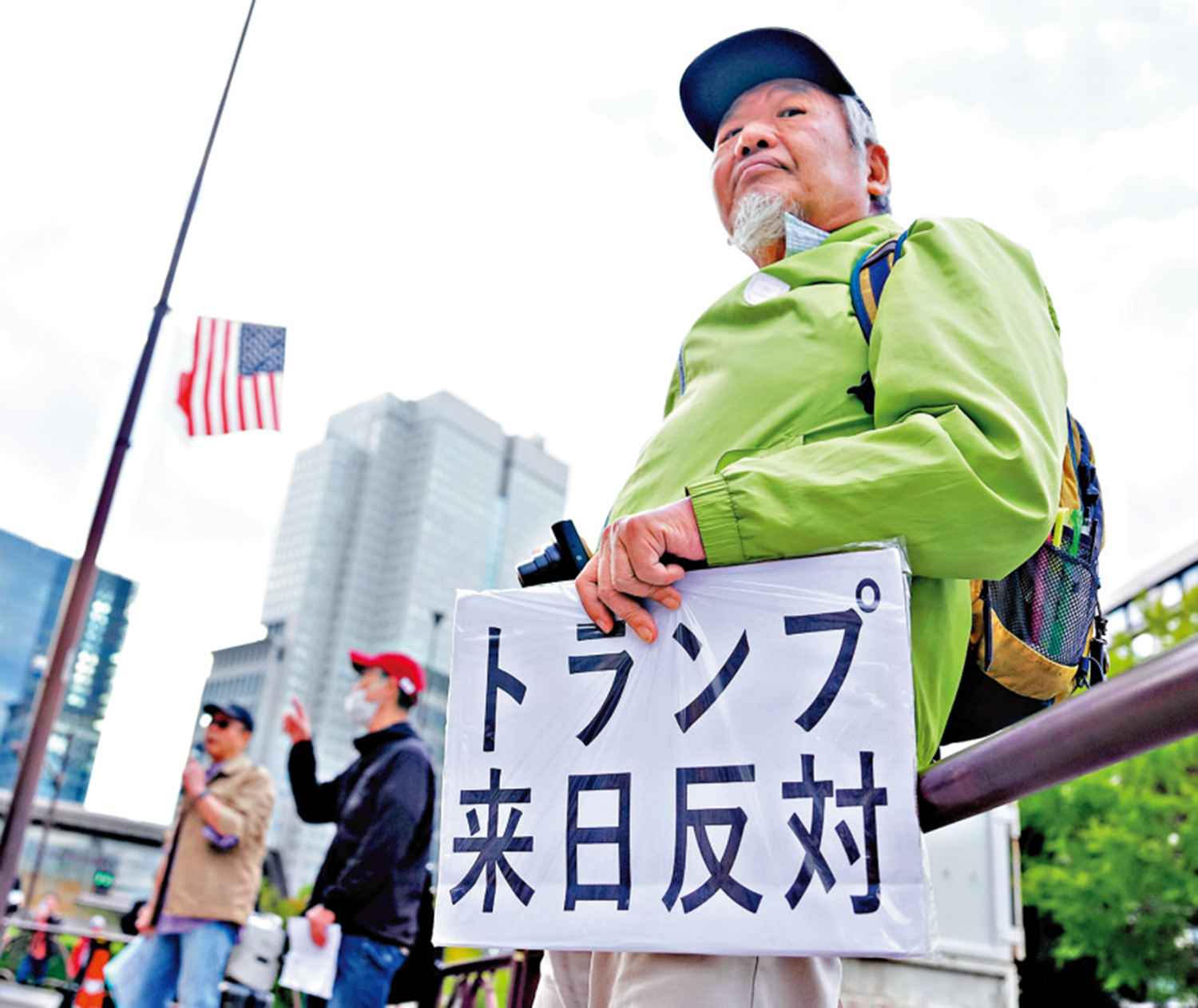 　　圖：早前日本民眾在東京參與反對特朗普訪日及日美強化軍事同盟的抗議活動。\新華社