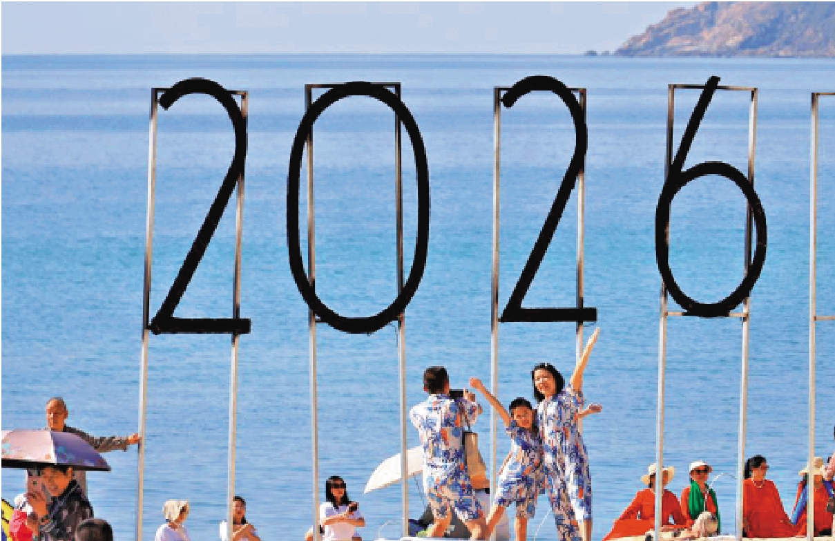 　　圖：世界青睞「中國味」，封關後的海南自貿港入境旅客持續攀升。圖為1月1日遊客在海南省三亞市大東海旅遊區拍照。\新華社