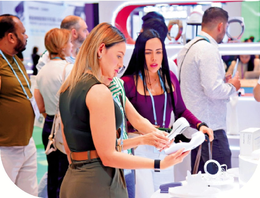 　　圖：在2025年第138屆廣交會上，客商在智慧醫療專區查看展品。\新華社