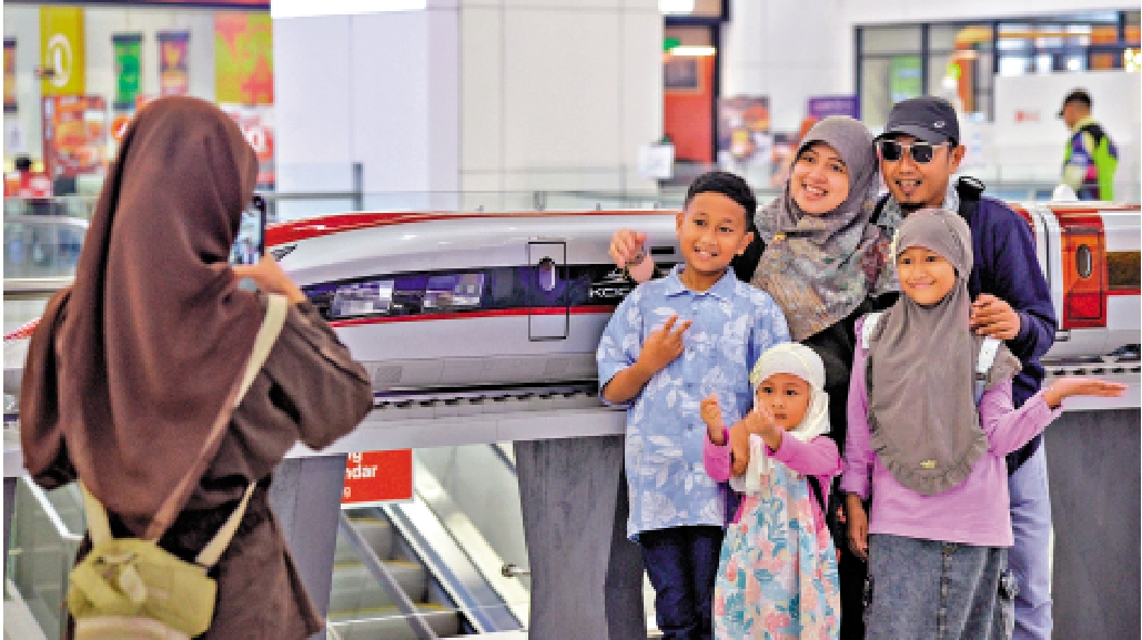 　　圖：印度尼西亞雅萬高鐵是中國和印尼共建「一帶一路」合作旗艦項目。圖為乘客在雅萬高鐵候車大廳與雅萬高鐵高速動車組模型合影。\新華社