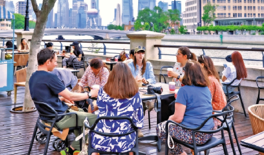 　　圖：法國姑娘樂蓋曦（中間帶帽者）帶領外國遊客在上海City Walk，主動搭建跨文化對話的橋樑。\新華社