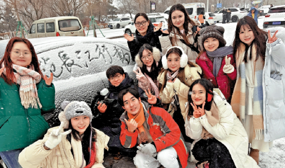 　　圖：行程中遇上下雪，成為學子難忘的回憶。\大公報攝