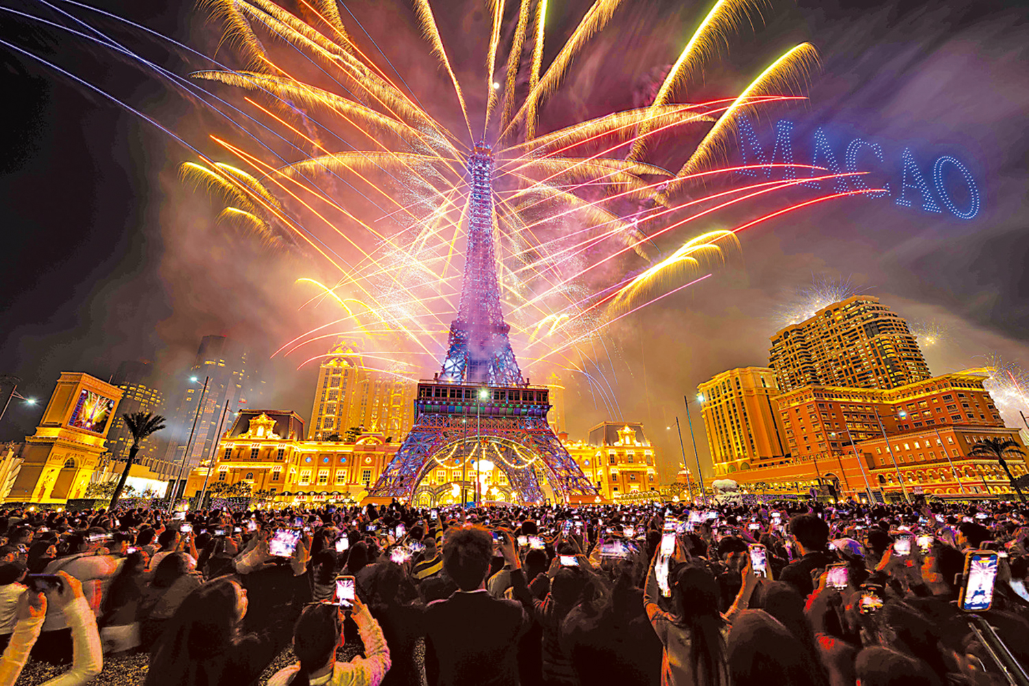 　　圖：辭舊迎新之際，人們在澳門路氹金光大道觀看新年煙花匯演。\新華社