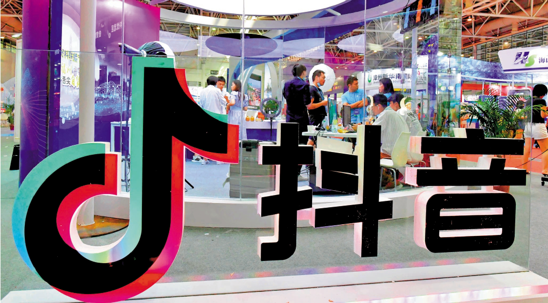 　　圖：在台灣地區，越來越多的年輕人愛用抖音。\資料圖片