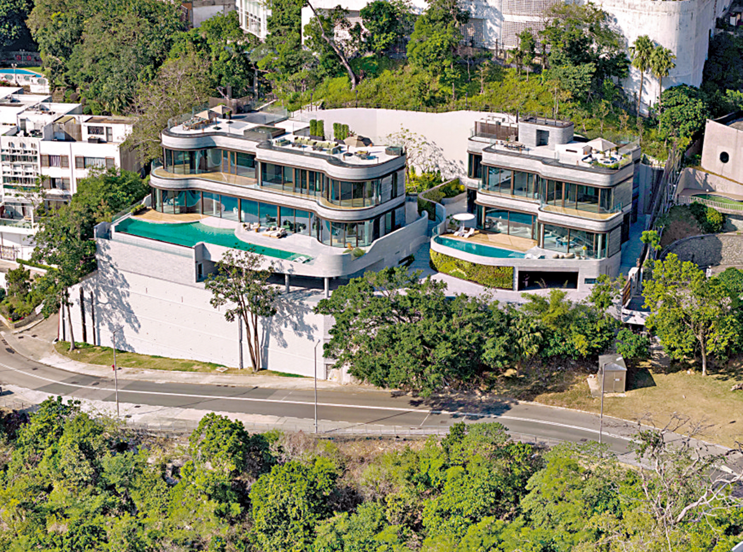 　　圖：太古地產上月底以22億元售出深水灣道6號兩間大屋，呎價達14.7萬元。