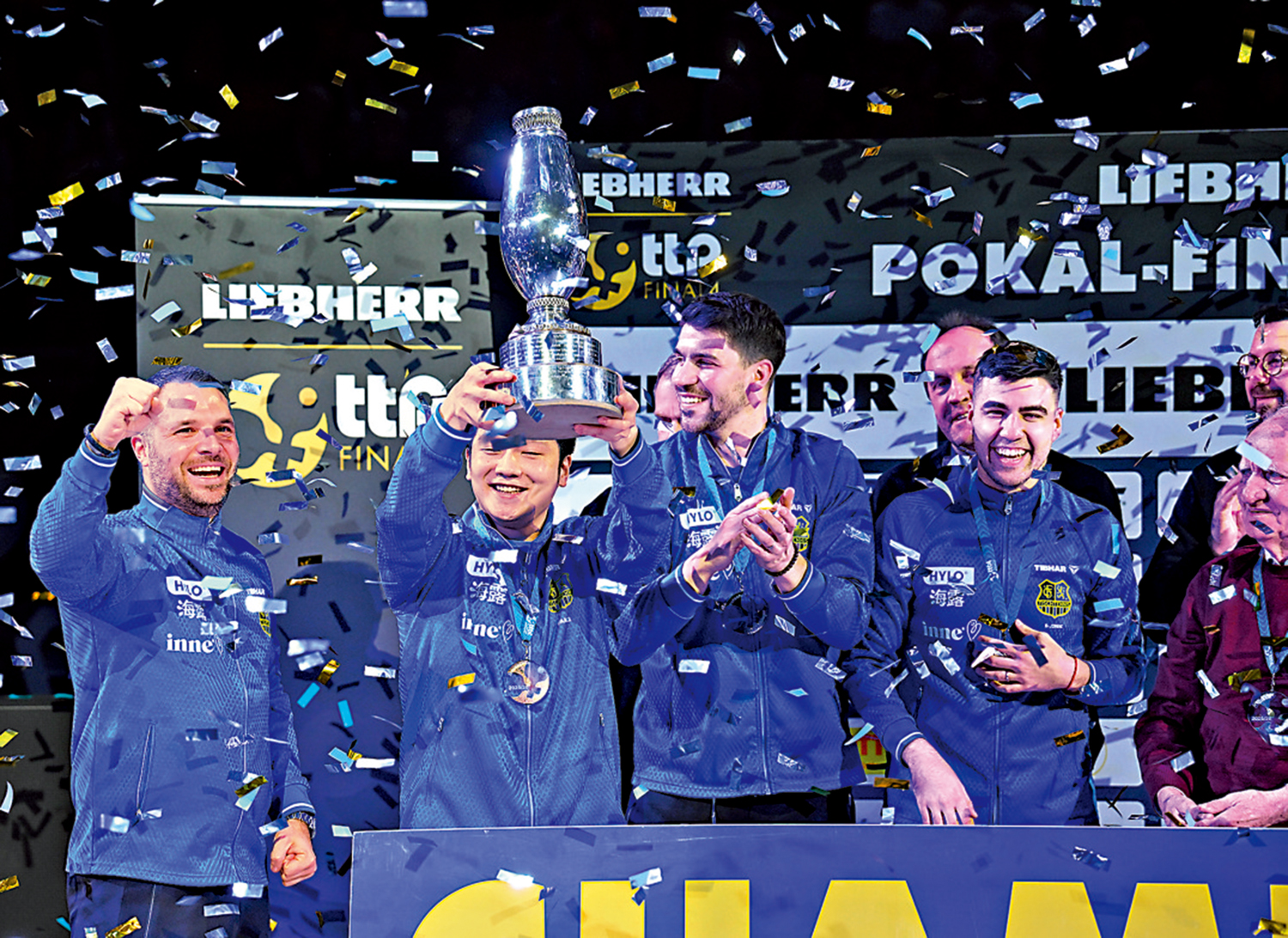 　　圖：樊振東（左二）和隊友在頒獎儀式上慶祝勝利。\新華社