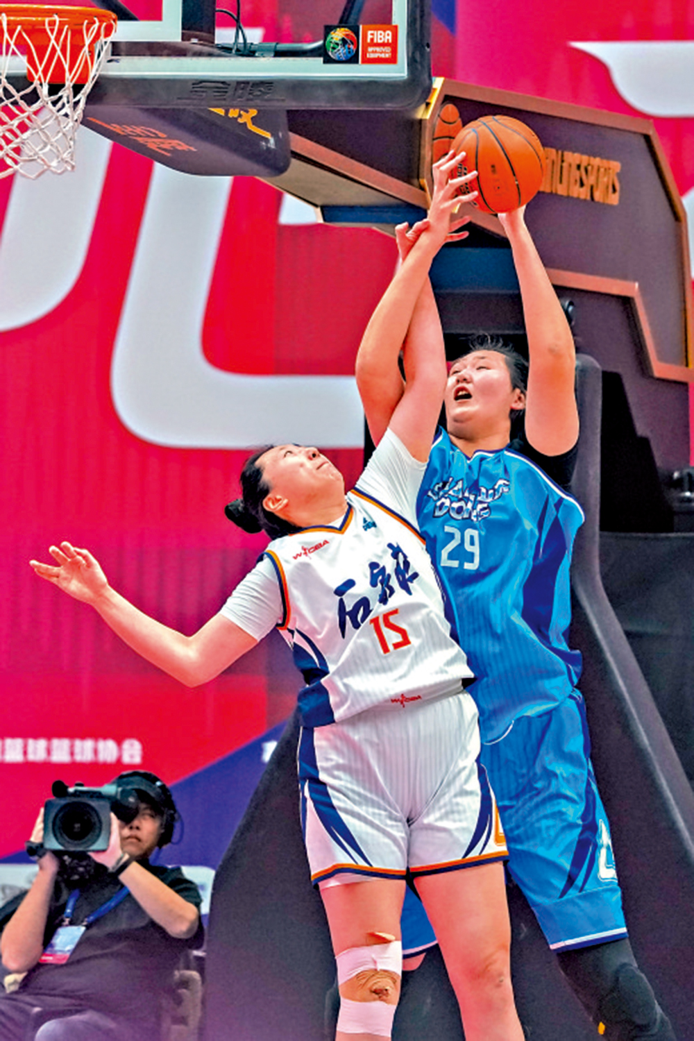 　　圖：山東女籃球員張子宇（右）在比賽中拚搶。\新華社