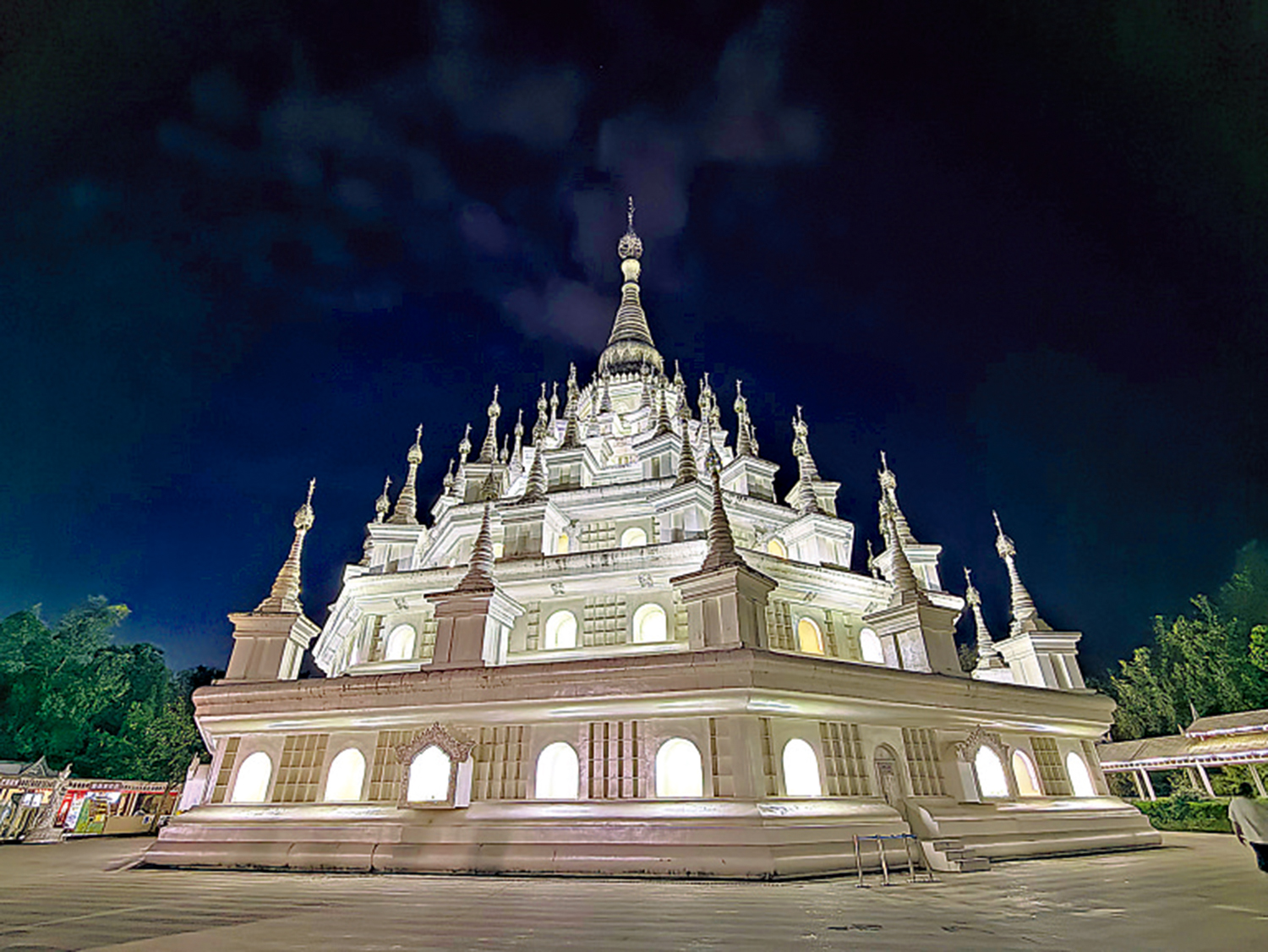 　　圖：勐煥大銀塔夜景。
