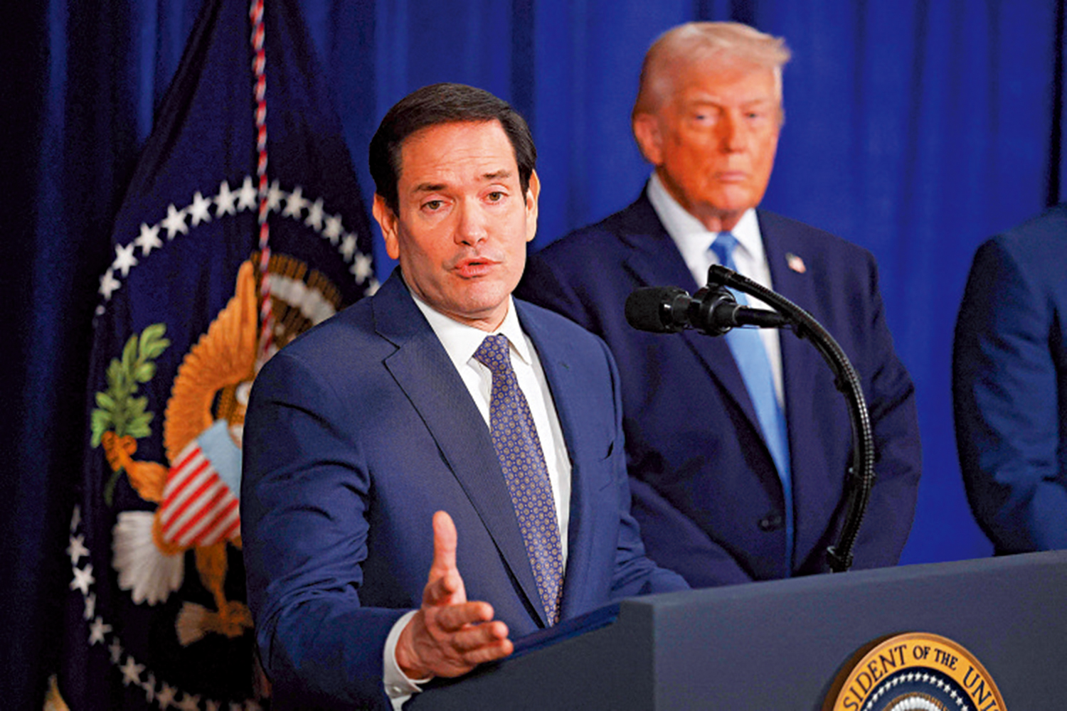 　　圖：美國國務卿魯比奧（左）3日在美軍襲擊委內瑞拉後發表講話。\法新社