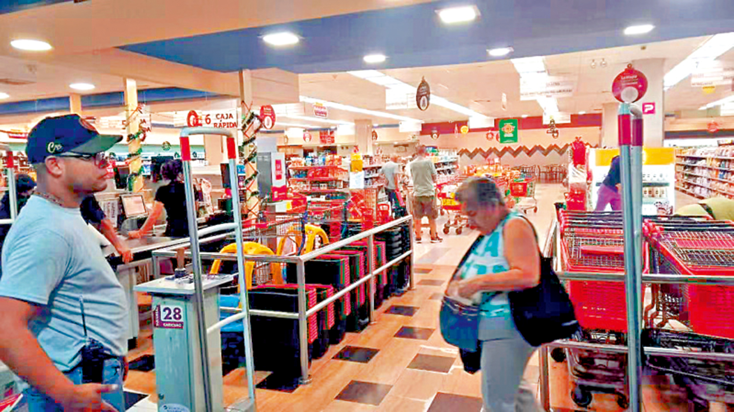 　　圖：委內瑞拉民眾在加拉加斯購物。\受訪者供圖