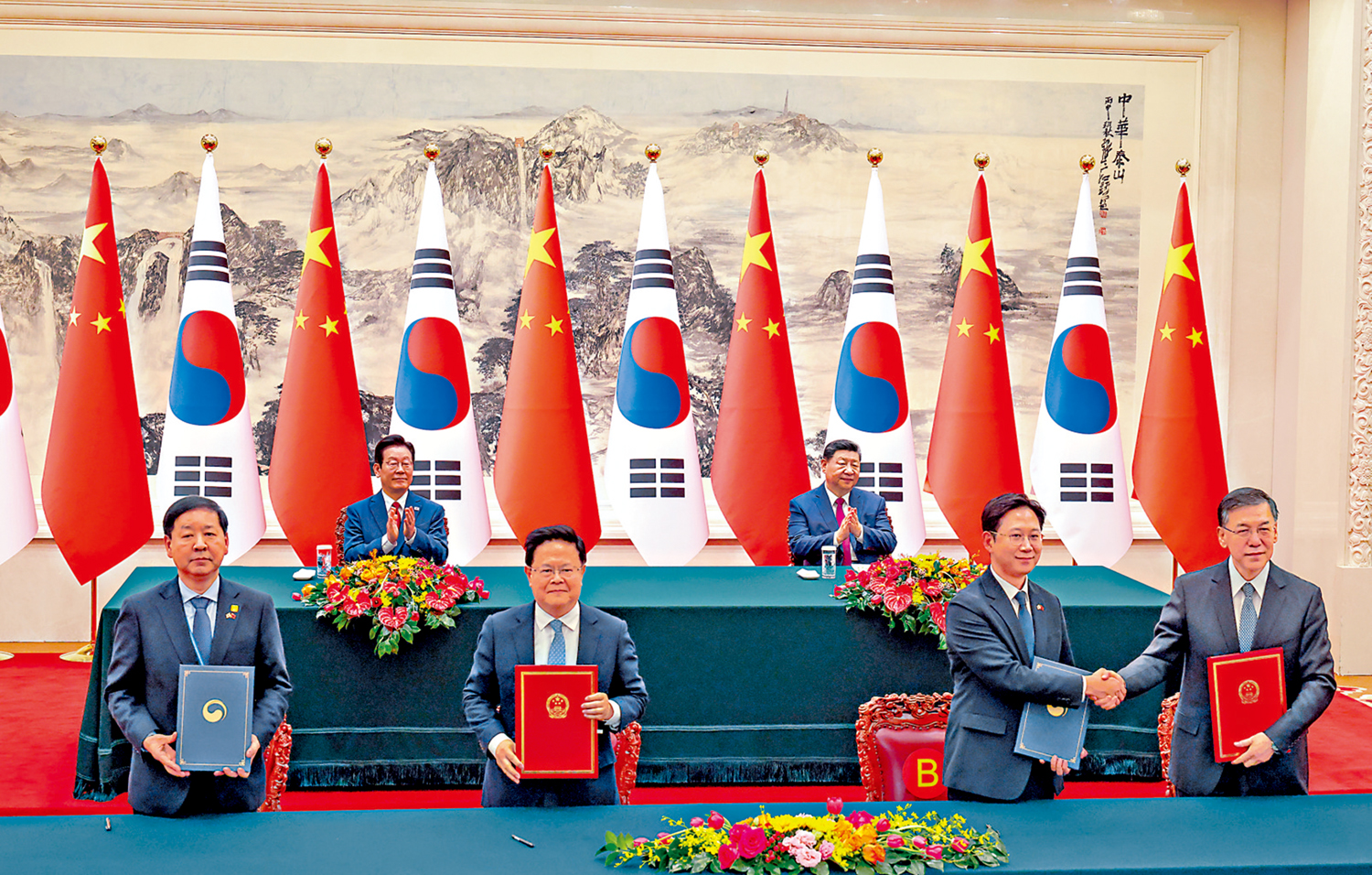 　　圖：1月5日下午，中國國家主席習近平在北京人民大會堂同來華進行國事訪問的韓國總統李在明舉行會談。會談後，兩國元首共同見證簽署合作文件。\新華社