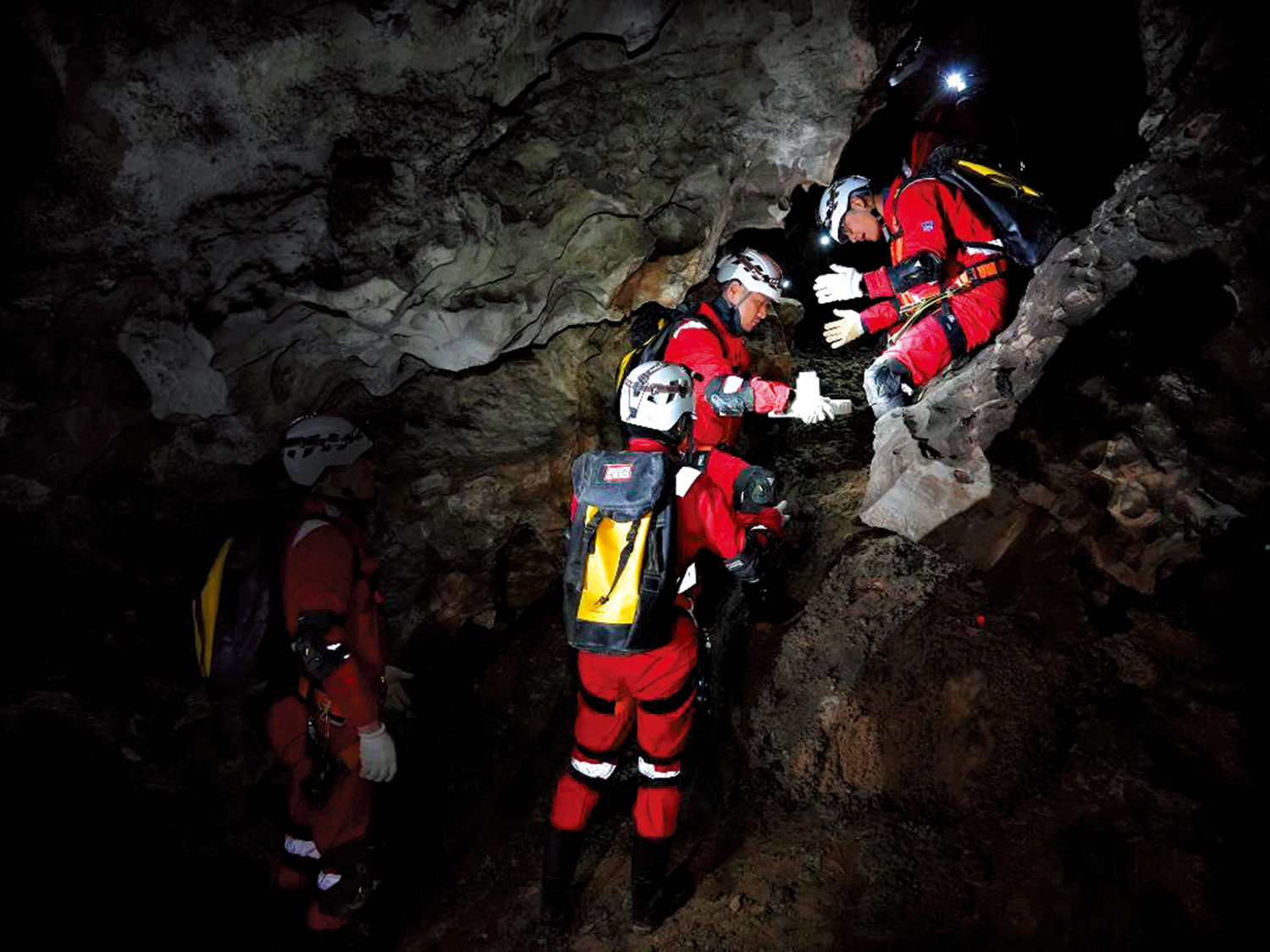 　　圖：航天員在洞穴中進行物品傳遞協作訓練。\新華社