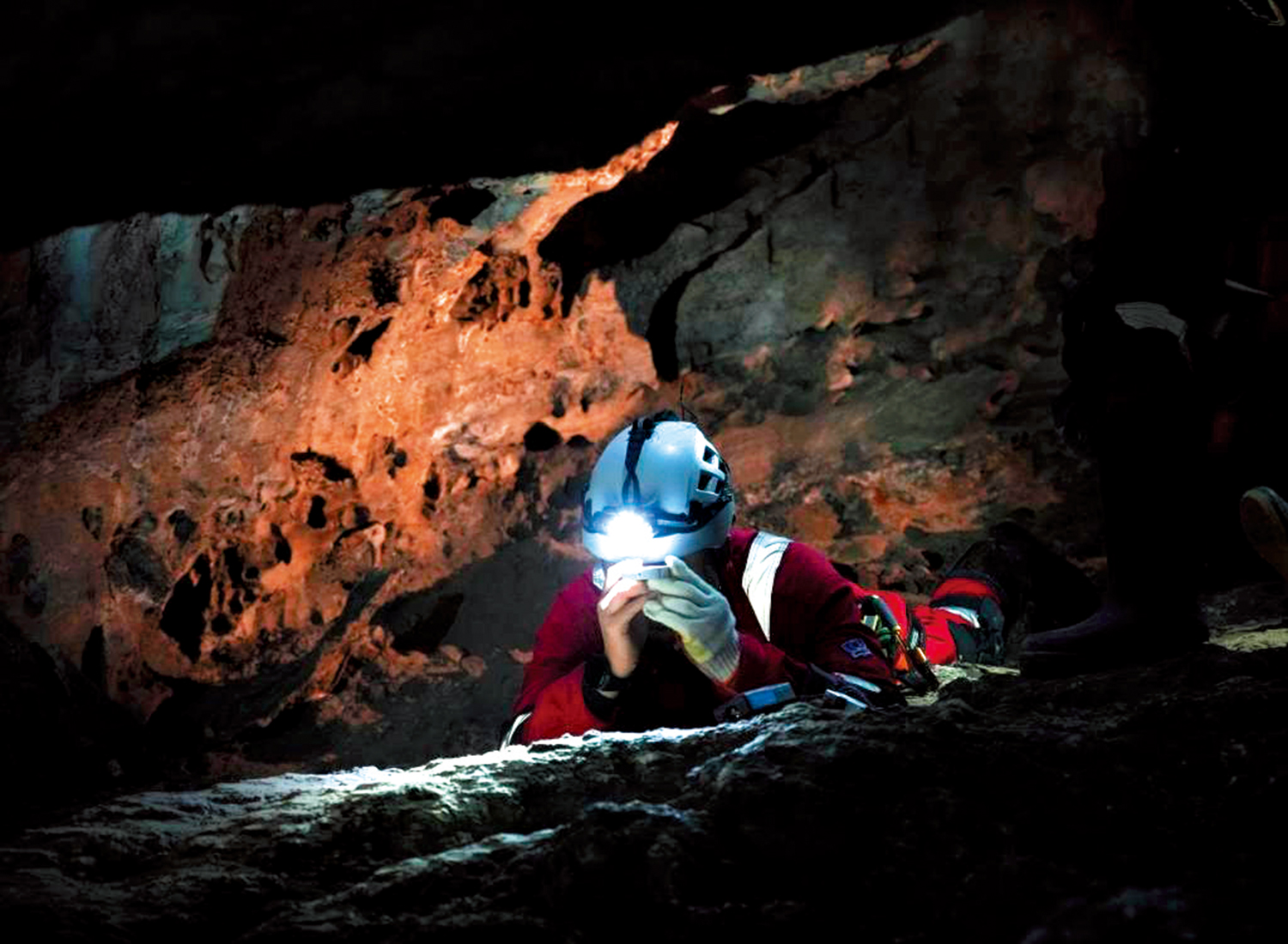 　　圖：2025年12月，航天員在進行洞穴測繪訓練。\新華社