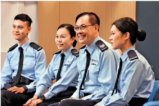 　　圖：周永雄（右二）與太太張婉儀（左二）和一對子女一起加入輔警。