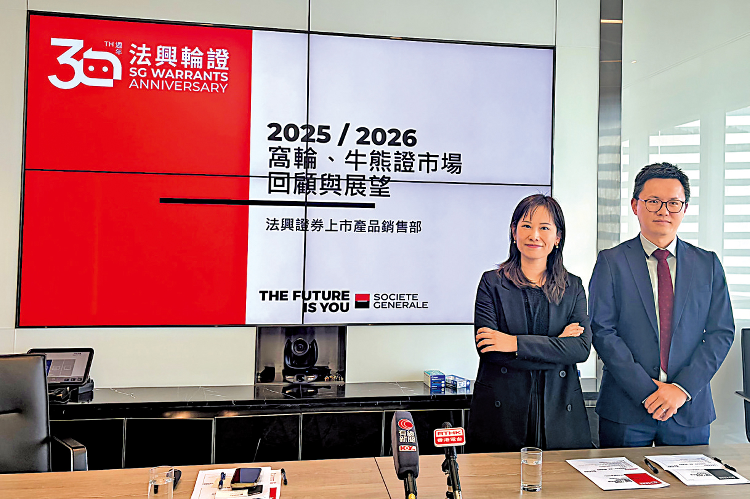 　　圖：周翰宏（右）表示，今年AI主題將繼續主導投資市場。左為蔡秀虹。