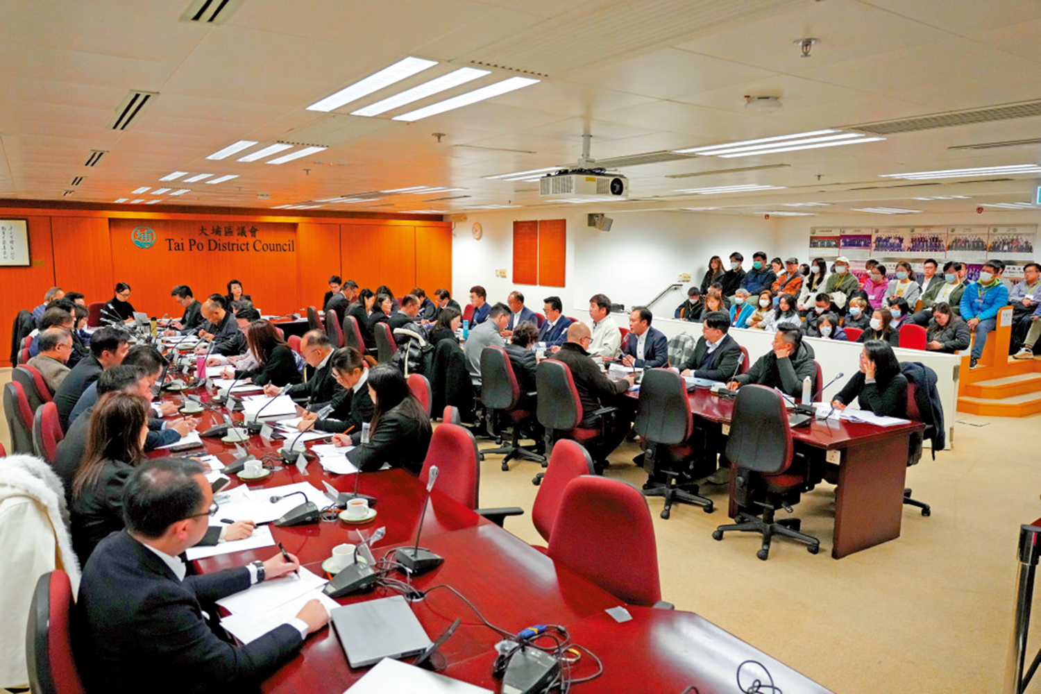 　　圖：大埔區議會昨日舉行大會，討論宏福苑火災的善後及支援工作。\大公報記者何嘉駿攝