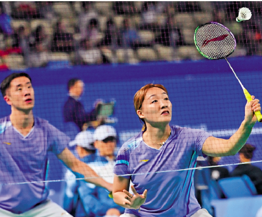 　　圖：謝影雪（右）與鄧俊文默契十足。