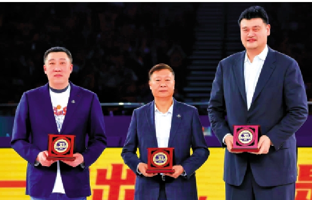 　　圖：李秋平（中）、姚明（右）及章文琪獲頒功勳紀念章。