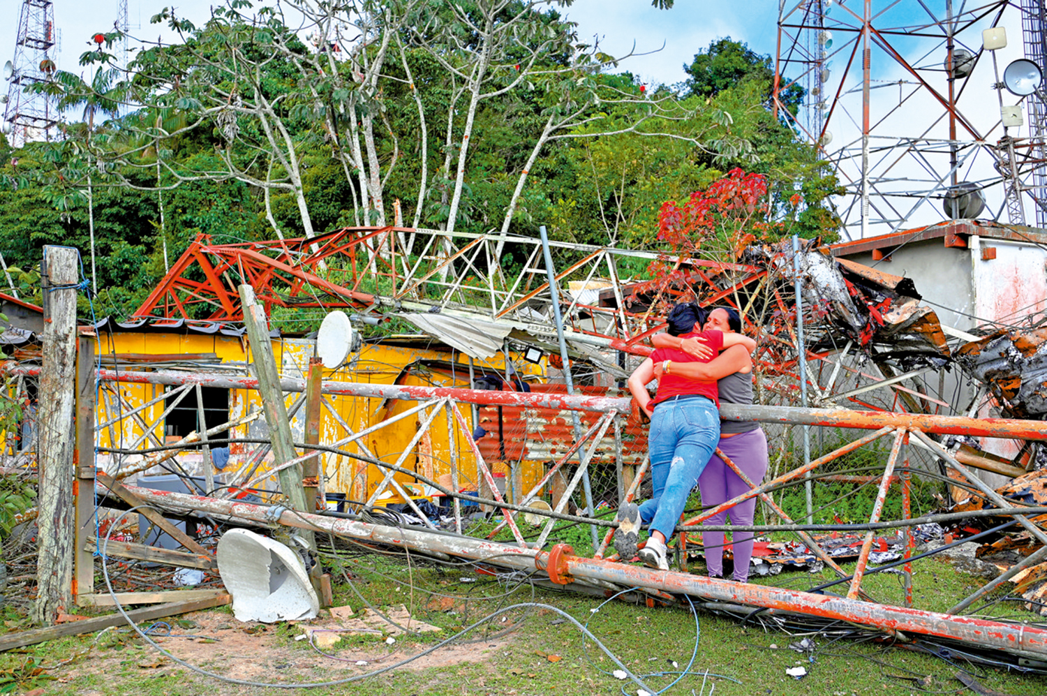 　　圖：委內瑞拉民眾4日在美軍空襲留下的廢墟中互相安慰。\路透社