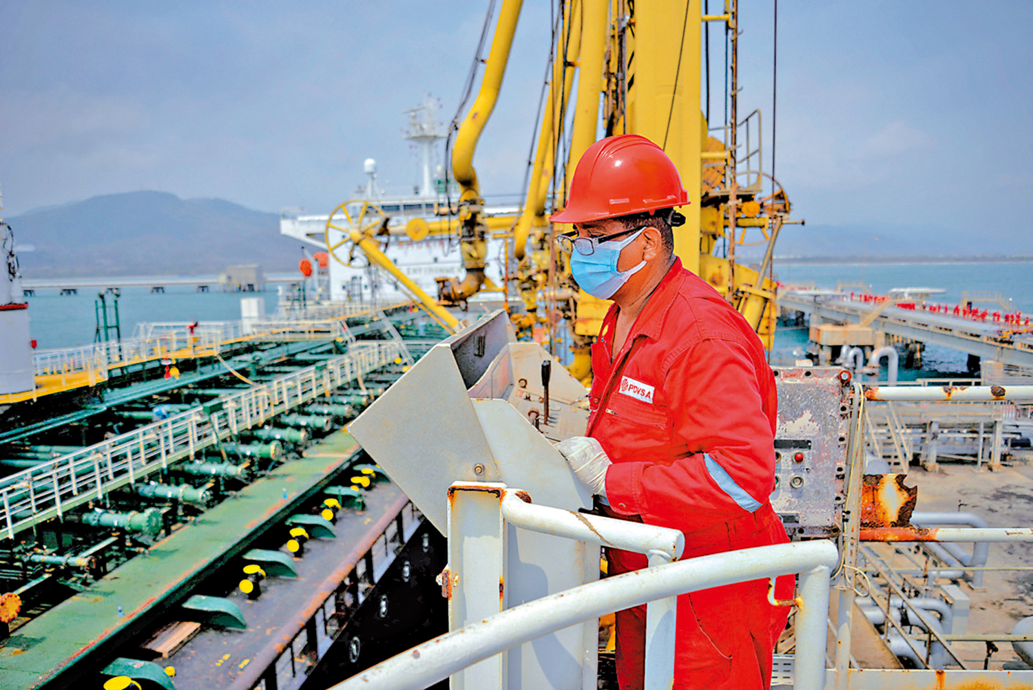 　　圖：一名委內瑞拉國家石油公司的工人在委內瑞拉北部的一間煉油廠工作。\法新社