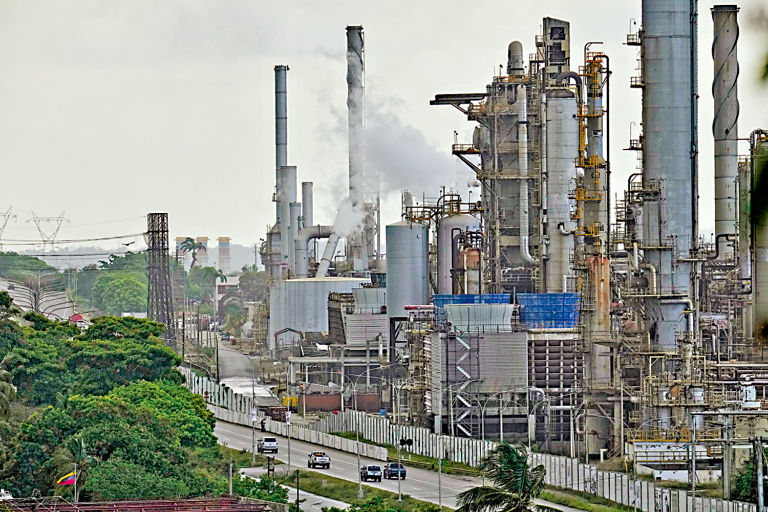 　　圖：位於委內瑞拉卡貝略港的埃爾帕利托煉油廠。\美聯社