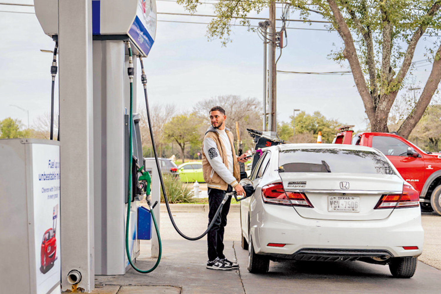　　圖：司機在得州奧斯汀的一間雪佛龍加油站加油。\法新社