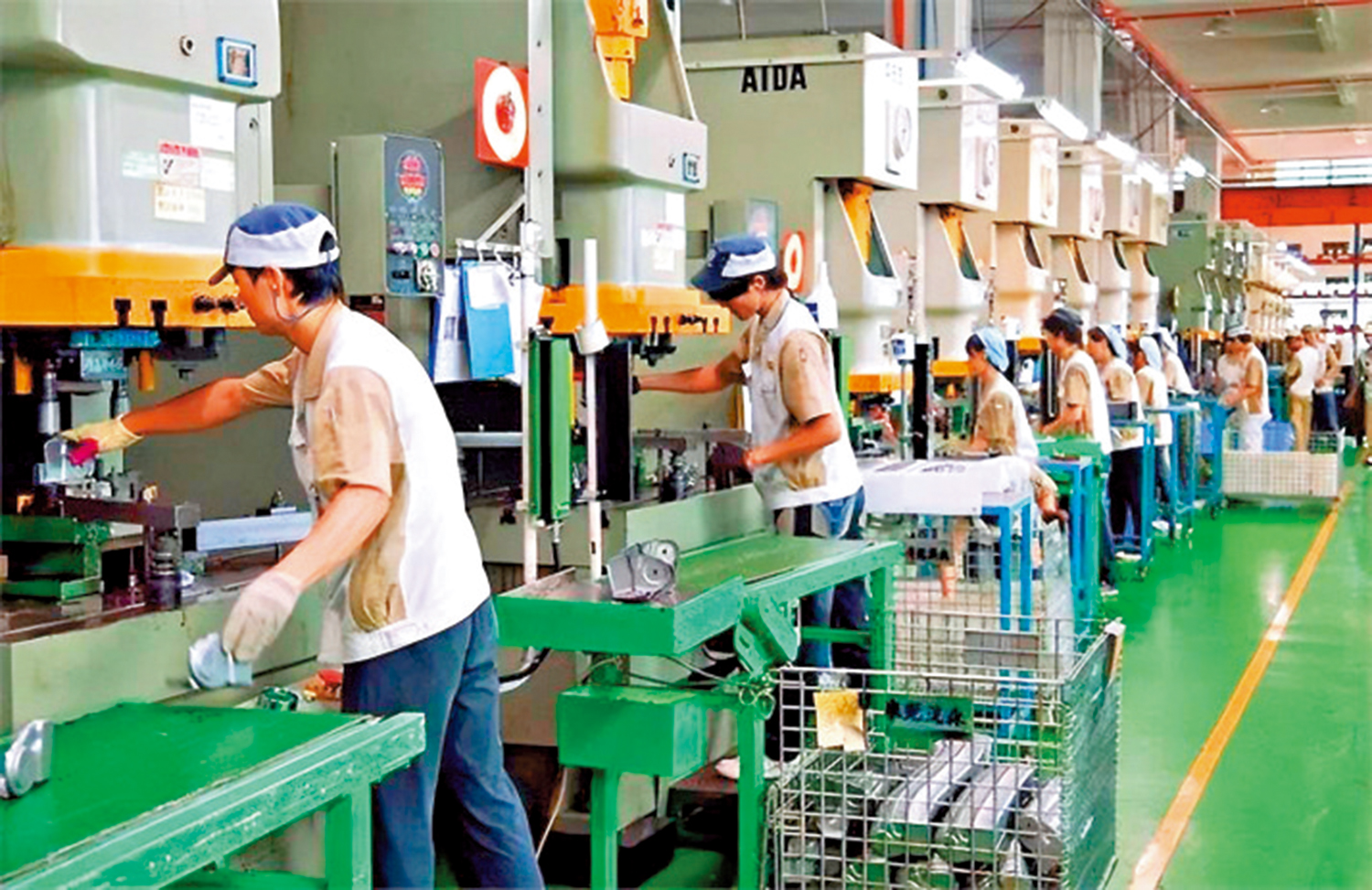 　　圖：中國全面斷供兩用物項，日本軍事工業生產將面臨停擺。圖為一家日本企業內，工人在作業。