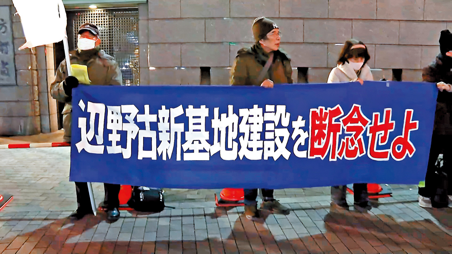 　　圖：日本加速強軍備武，引發了對地區安全與發展的多重負面影響。1月5日，日本民眾自發在日本防衛省門前舉行集會，反對高市內閣大幅增加防衛支出。\央視新聞